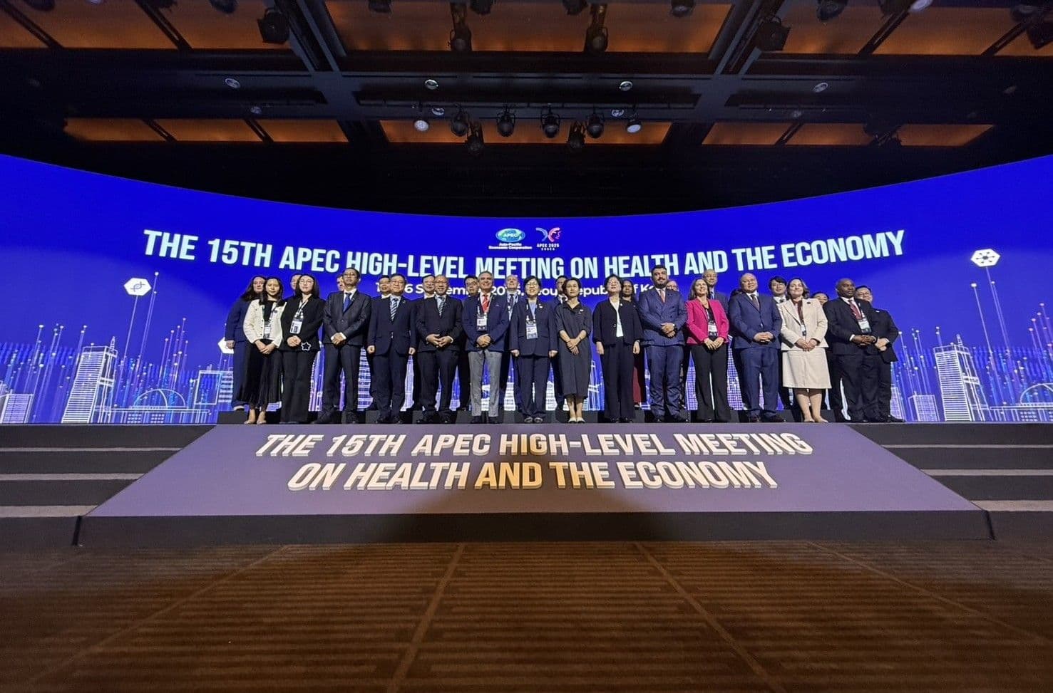 สธ.ไทย ร่วมประชุม "เอเปค" ถกเข้มการใช้ AI ด้านสุขภาพ พร้อมเปิดตัวแผนควบคุมโรคไข้เลือดออก-กำจัดมะเร็งปากมดลูก