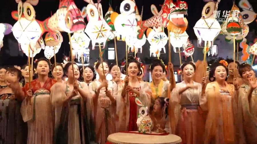 พาเหรดโคมไฟส่องสว่าง ฉลอง 'ไหว้พระจันทร์' หมู่บ้านโบราณในอันฮุย