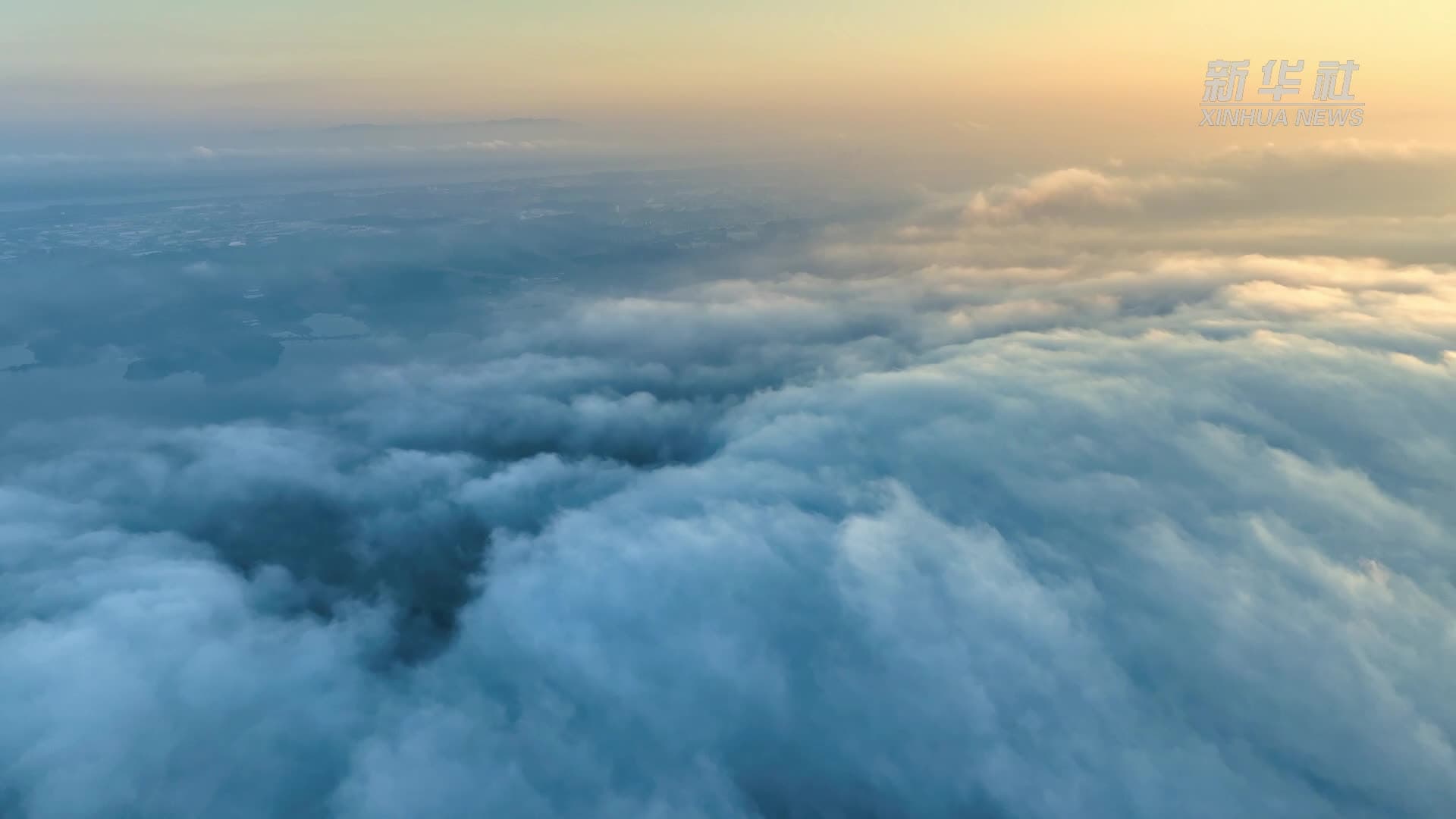 ทะเลเมฆปุกปุยลอยห่มทะเลสาบในอันฮุย