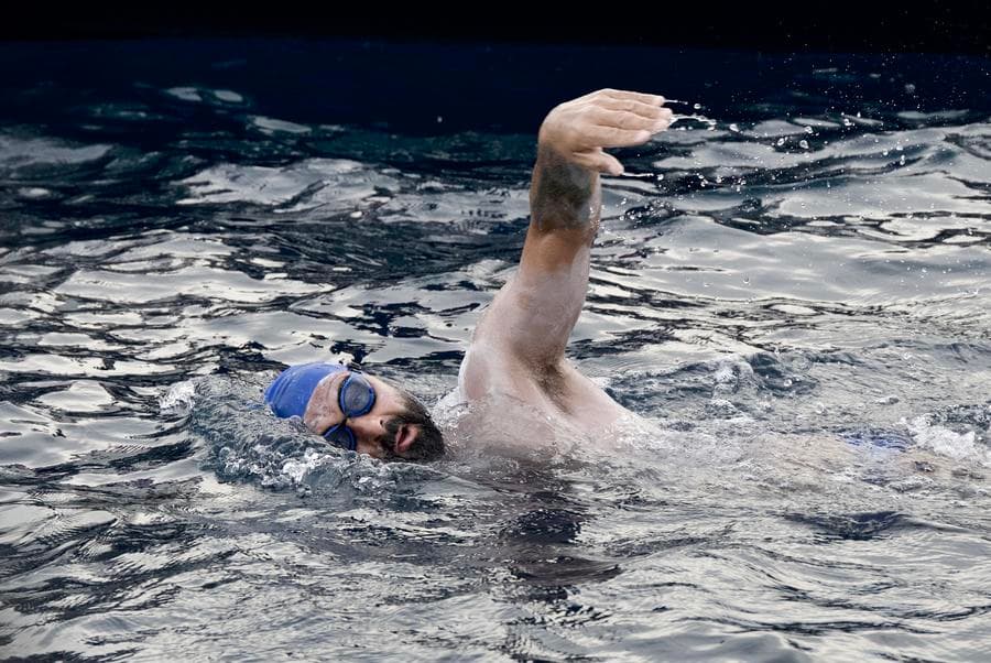 ฉลามหนุ่มมอลตาเริ่ม 'ว่ายน้ำในทะเล' ระยะทาง 160 กม. หวังทุบสถิติโลก