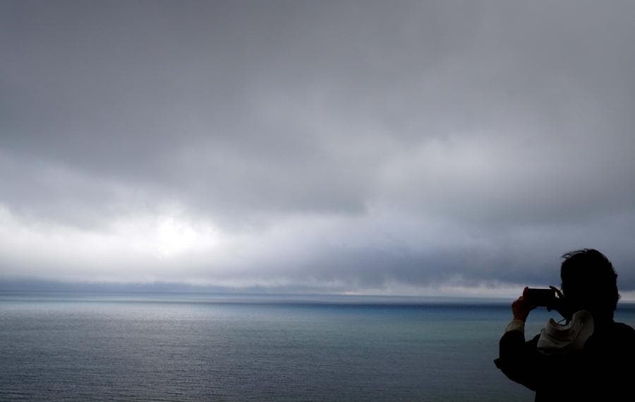 นักท่องเที่ยวชมธรรมชาติ 'ทะเลสาบไซ่หลี่มู่' บนเขาสูงในซินเจียง