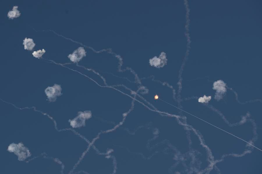 ควันเป็นสายกลางฟ้า หลังอิสราเอลสกัดจรวดจากเลบานอน