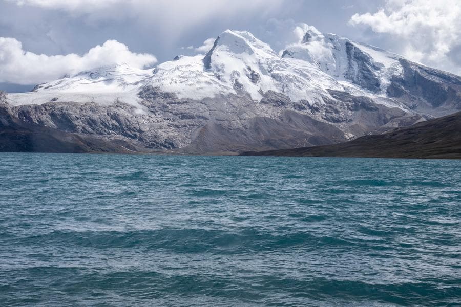 ทะเลสาบ 'ฉงปายงชั่ว' เด่นงามตา ณ เชิงเขาหิมะในทิเบต