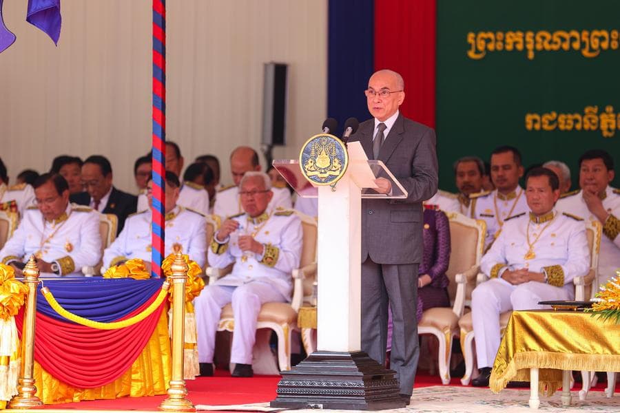 กษัตริย์กัมพูชาทรงร่วมพิธีเปิด 'อนุสาวรีย์รัฐธรรมนูญ' ทุนสร้างกว่า 2 ล้านดอลล์