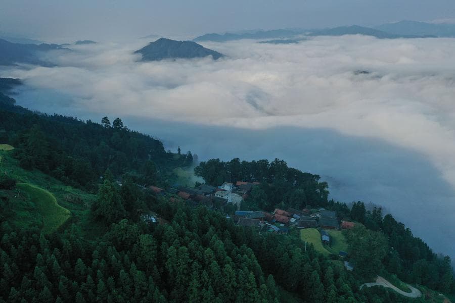 ทะเลเมฆขาวลอยคลุมหุบเขาเขียวในกุ้ยโจว