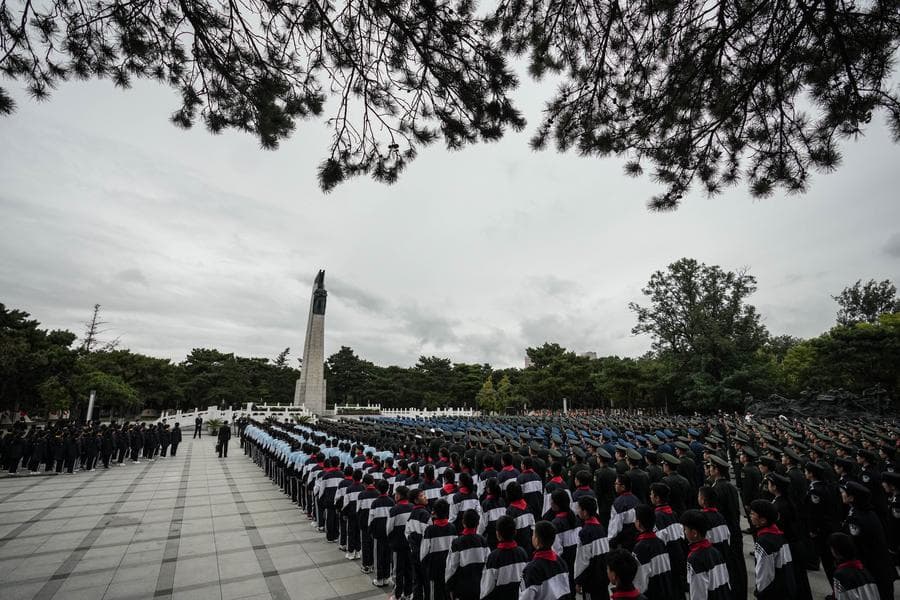 พิธีวางดอกไม้ 'วันวีรชน' ก่อนวันชาติจีน