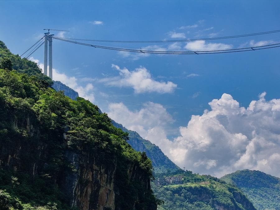 สะพาน 'ฮวาเจียง' ว่าที่แชมป์โลกในกุ้ยโจว ขึงสายเคเบิลหลักเสร็จสิ้น