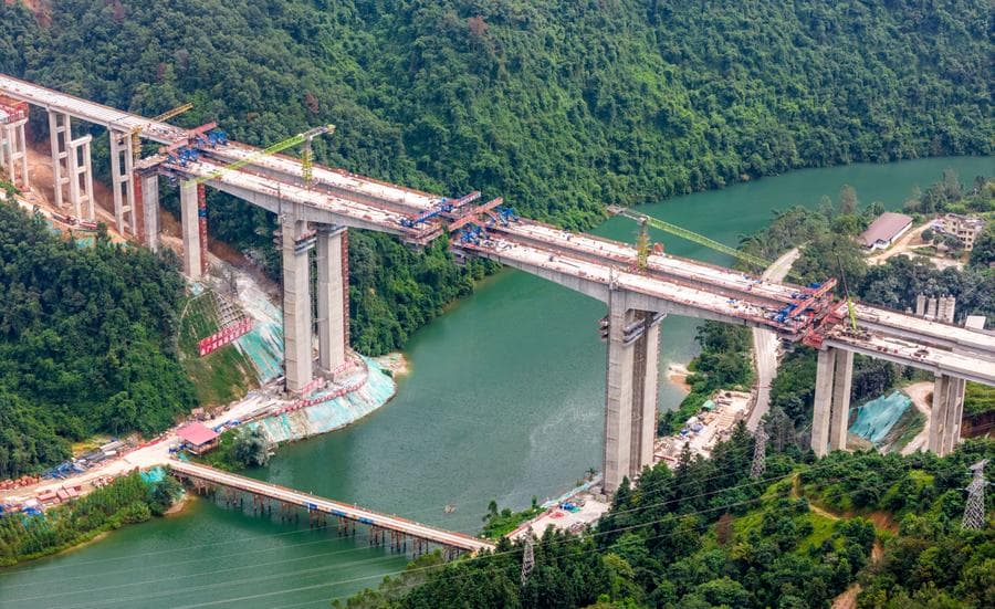 ส่องงานสร้าง 'สะพานทางด่วน' ข้ามหุบเขาในกว่างซี