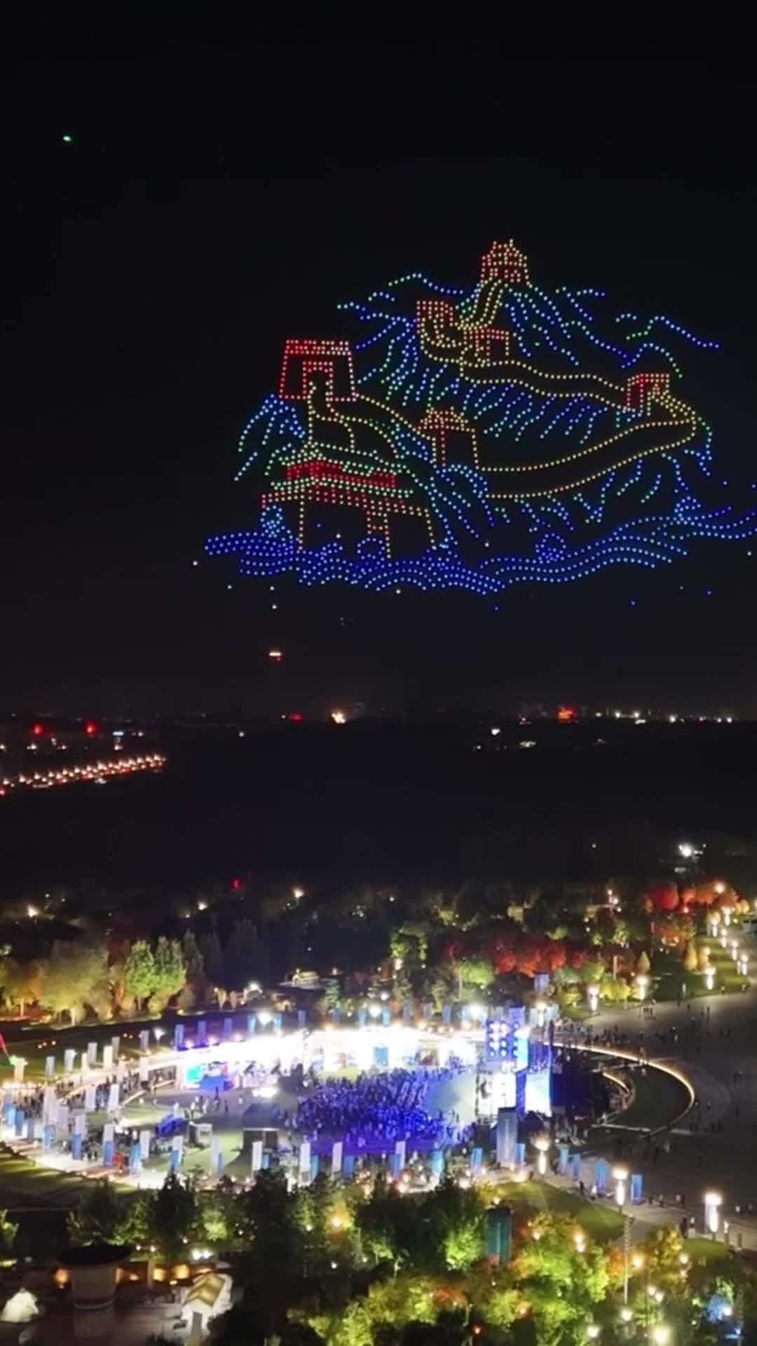 โชว์ 'โดรน' 2,000 ลำ ส่องแสงสีเหนือผืนฟ้าเหอเป่ย