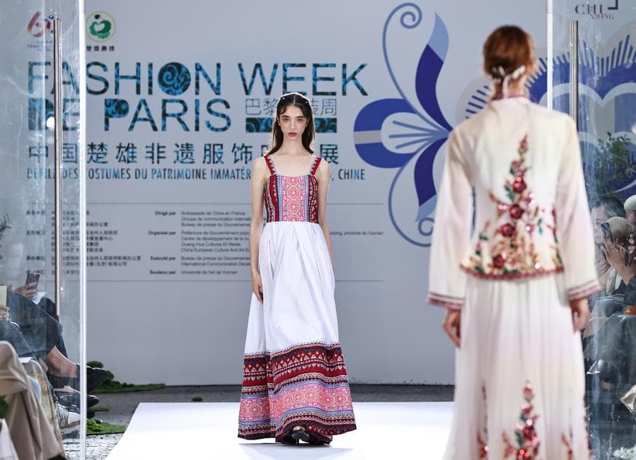 ชุดสวย 'กลุ่มชาติพันธุ์อี๋' เฉิดฉายบนรันเวย์ปารีส แฟชั่น วีค