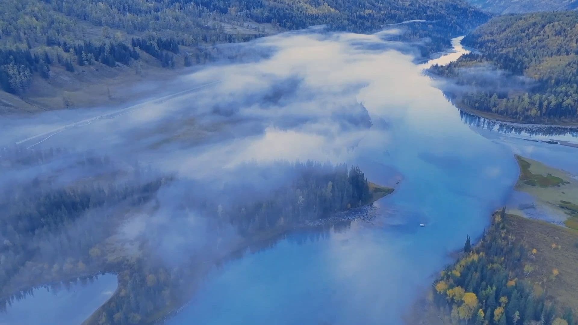 เมฆหมอกคล้อยคลุม 'จุดชมวิวคาน่าซือ' งามดุจสวรรค์ในซินเจียง