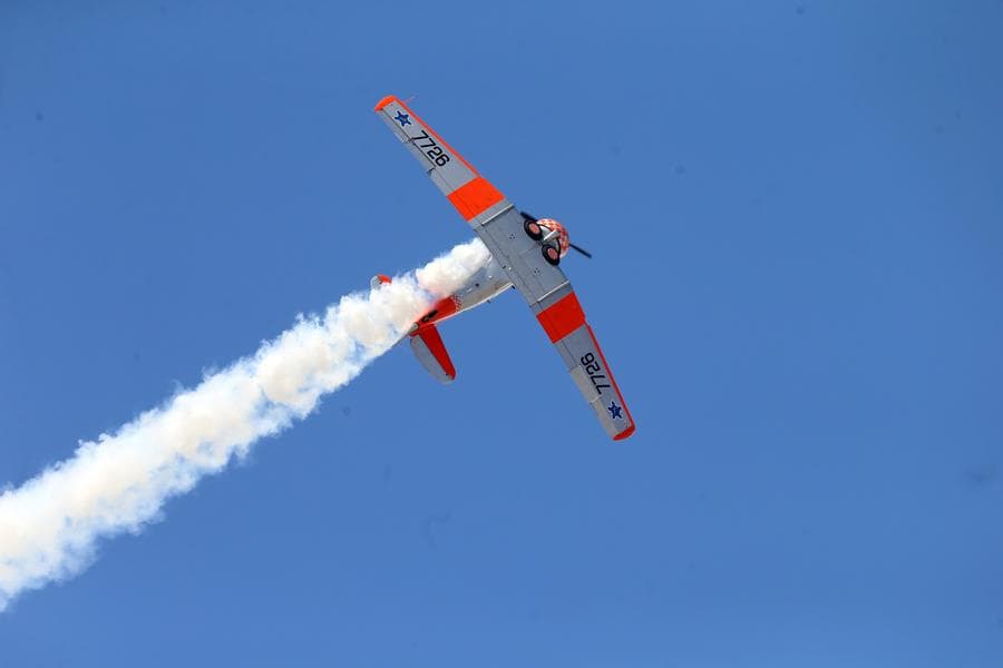 นกเหล็ก' โชว์บินผาดโผนควันขาวในตุรกี