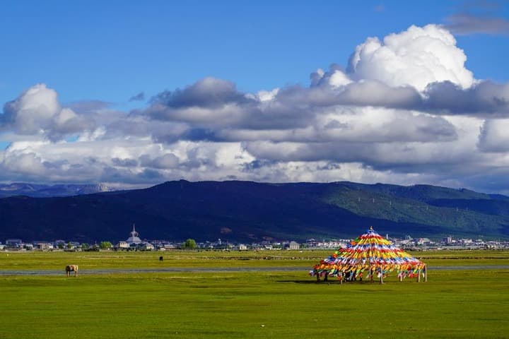 น้ำลดทุ่งหญ้าผุด 'ทะเลสาบน่าพ่าไห่' ยามสารทฤดูในยูนนาน