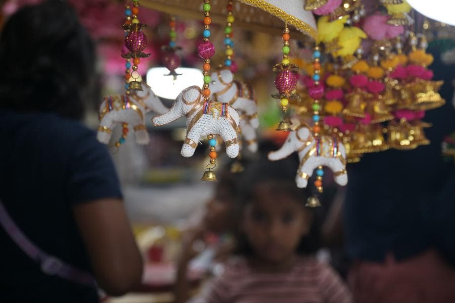 ชาวฮินดูจับจ่ายซื้อของฉลอง 'เทศกาลดีปาวลี' ในสิงคโปร์