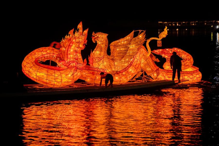 ชาวลาวฉลองเทศกาล 'ไหลเรือไฟ' แม่น้ำโขงในหลวงพระบาง