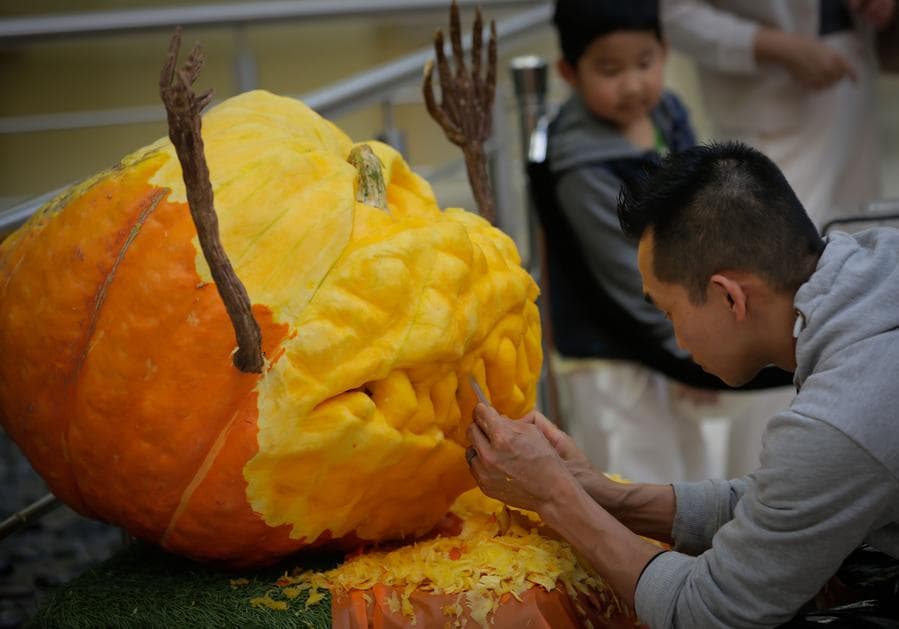 ฟักทองแกะสลักเตะตา รับฮาโลวีนในแคนาดา