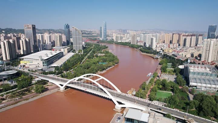 วิวมุมสูง 'แม่น้ำเหลือง' สายธารแห่งชีวิตในหลานโจว