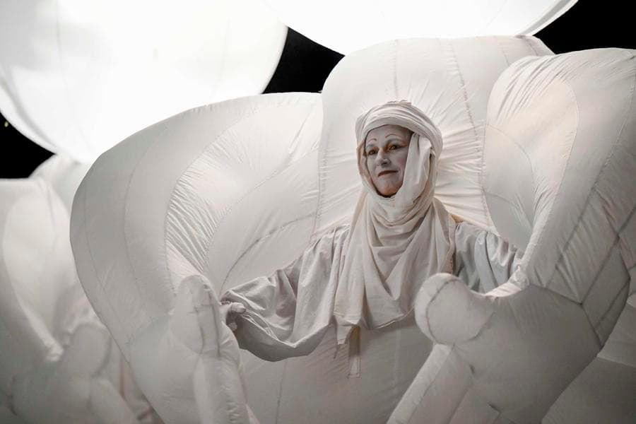 คณะละครจัดโชว์ฉลอง 'ค่ำคืนสีขาว' ในมาซิโดเนียเหนือ