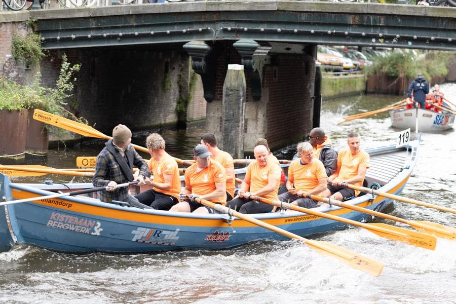 บึ๊ดจ้ำบึ๊ด! อัมสเตอร์ดัมจัดแข่ง 'พายเรือในคลอง' ประเพณีเก่าแก่กว่า 70 ปี