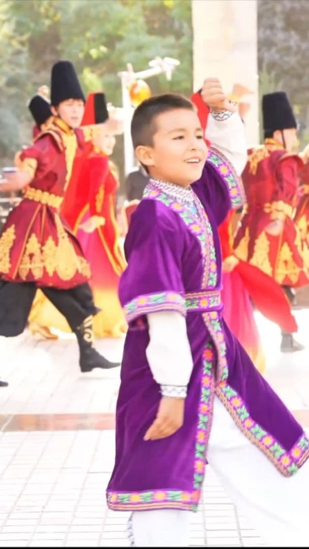 หนุ่มน้อยชาวอุยกูร์ 9 ขวบ โชว์ลีลาเต้นสุดพลิ้วโดนใจผู้ชม