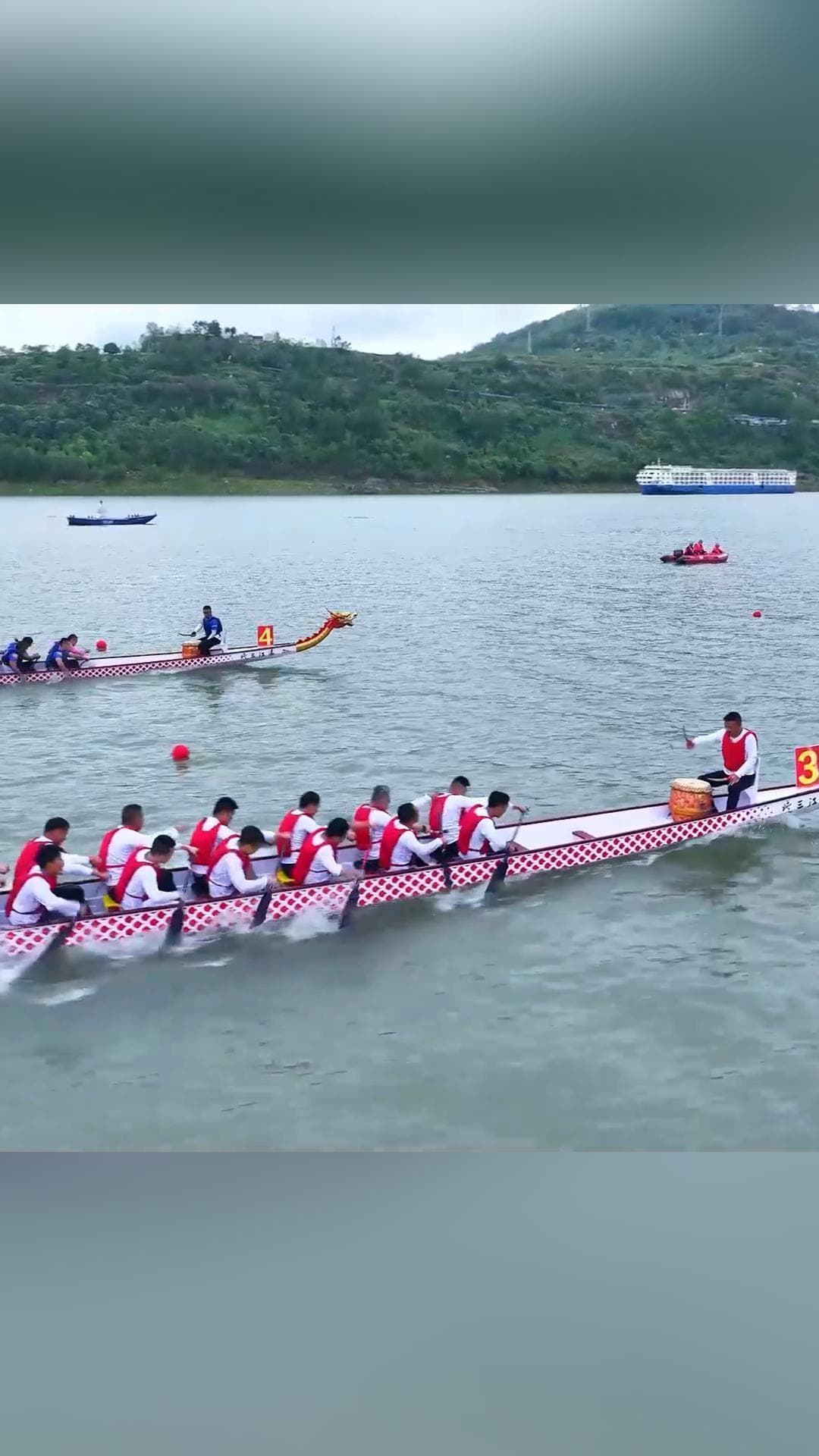 ฉงชิ่งจัดประชันฝีพายแข่ง 'เรือมังกร' รับวันชาติจีน