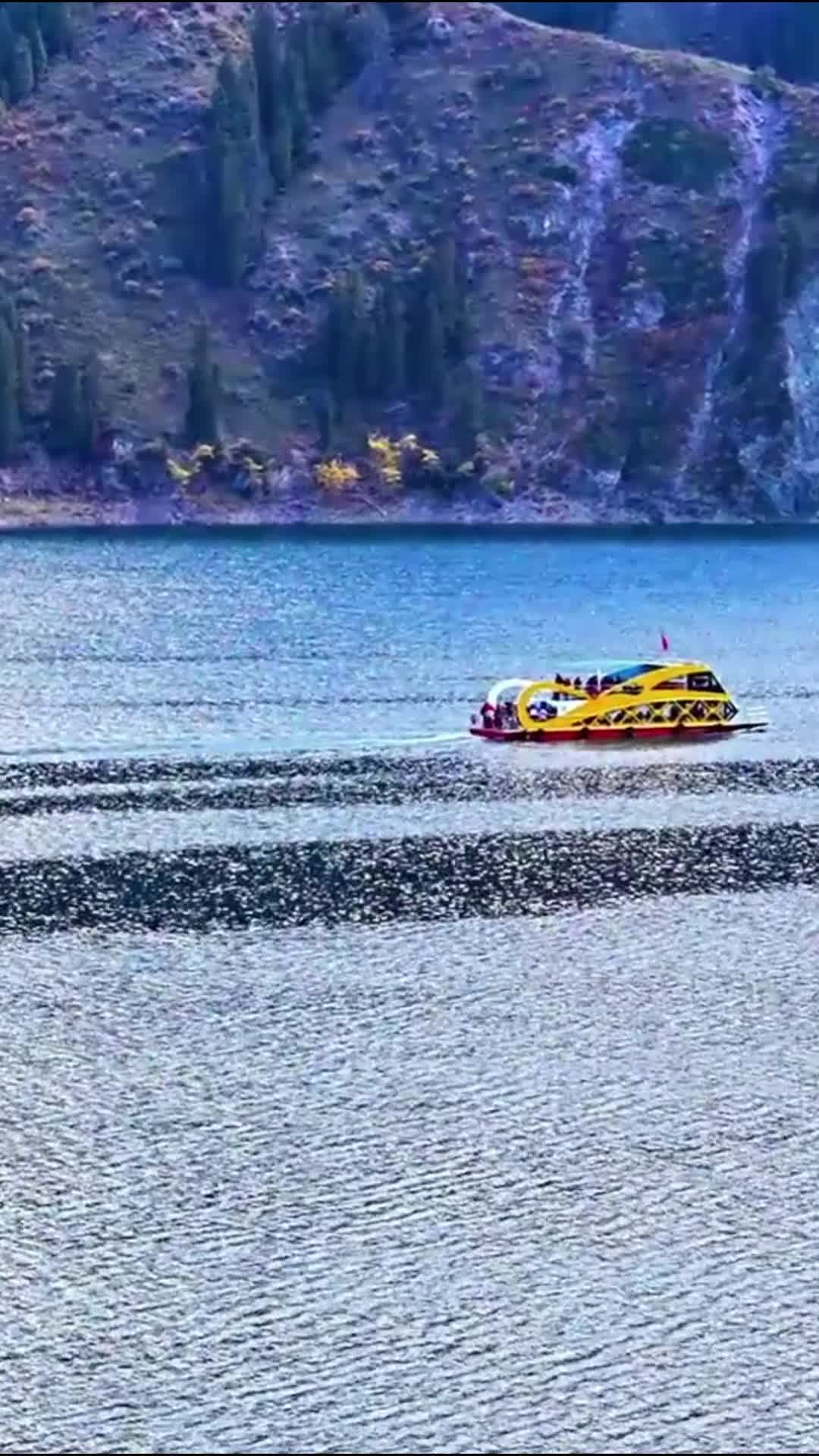 ทะเลสาบเทียนฉือ' ในซินเจียง เปล่งประกายใต้แสงตะวัน