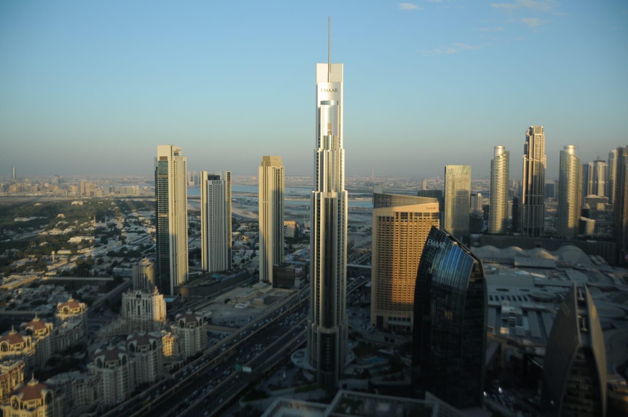 ตึกสูงชะลูดตั้งตระหง่านระฟ้าในดูไบ