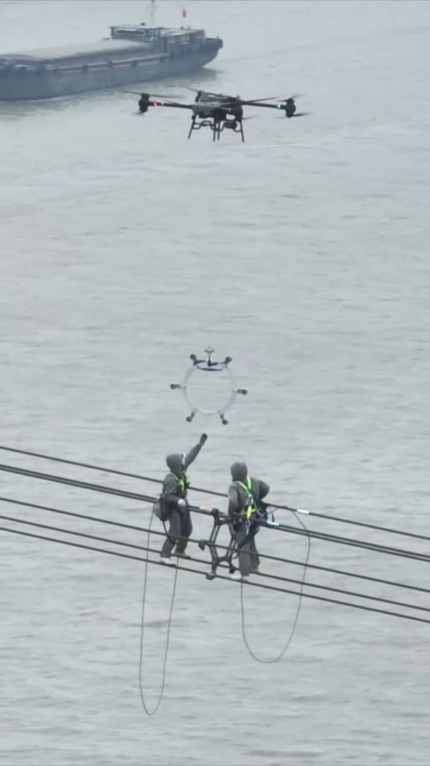 ทีมช่างปีนป่ายซ่อมบำรุง 'สายไฟ' เหนือแม่น้ำแยงซีในอันฮุย