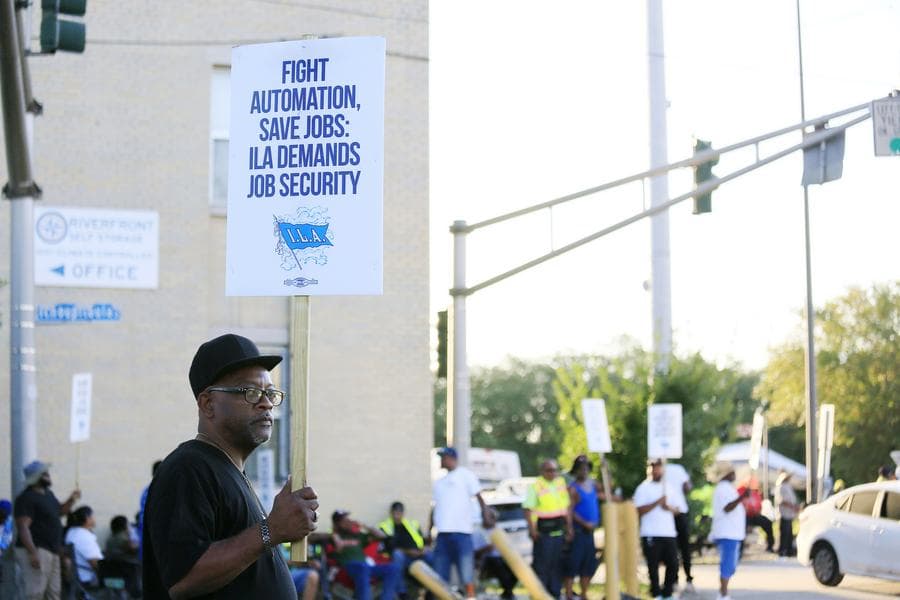 คนงานท่าเรือสหรัฐฯ เลิกหยุดงานประท้วง หลังปิดดีลเบื้องต้นสำเร็จ