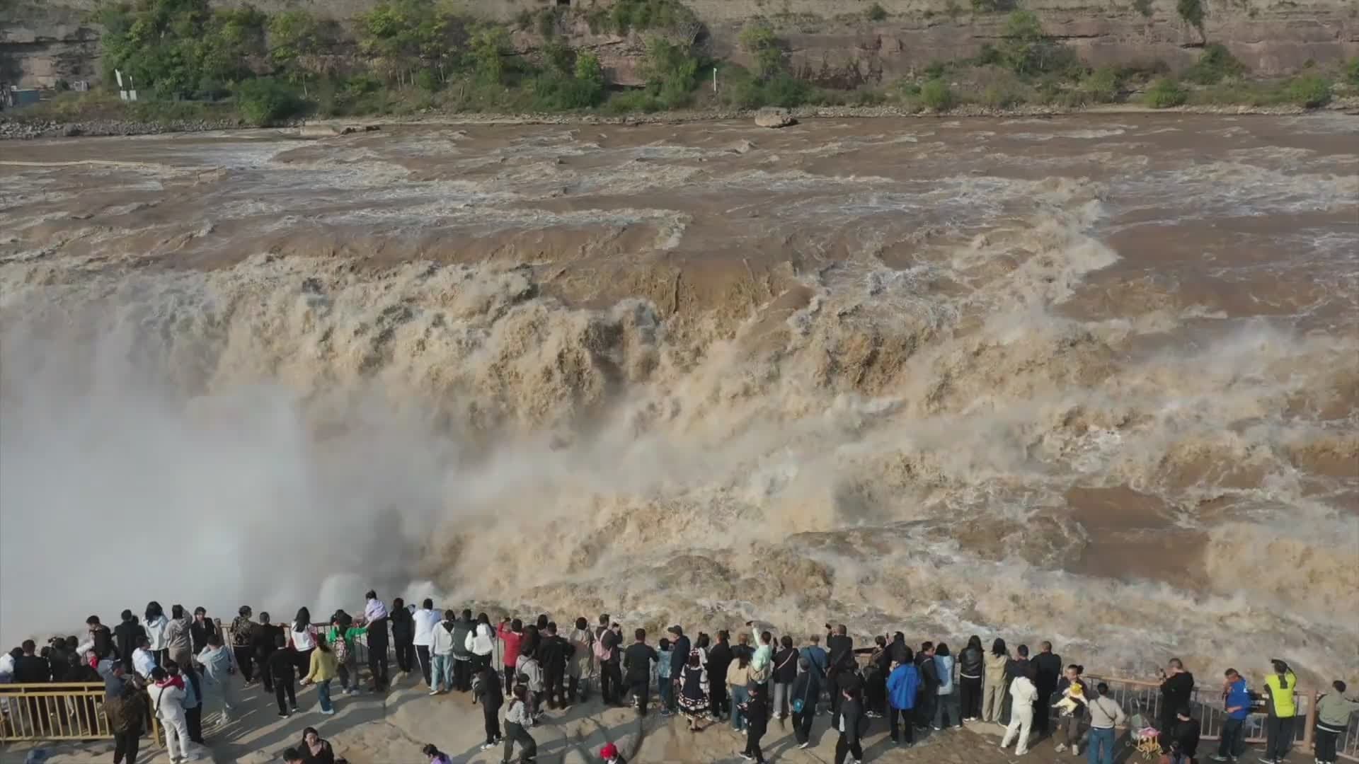 สายรุ้งพาดโค้งเหนือสายธาร 'น้ำตกหูโข่ว' ยามปลายสารทฤดู