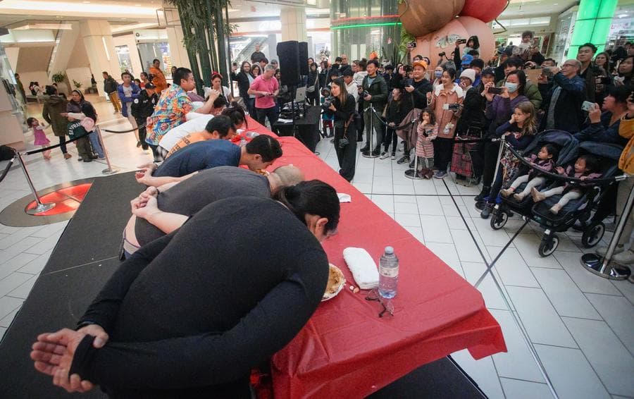 งานแข่งกิน 'พายฟักทอง' 2 ปอนด์ใน 5 นาทีในแคนาดา