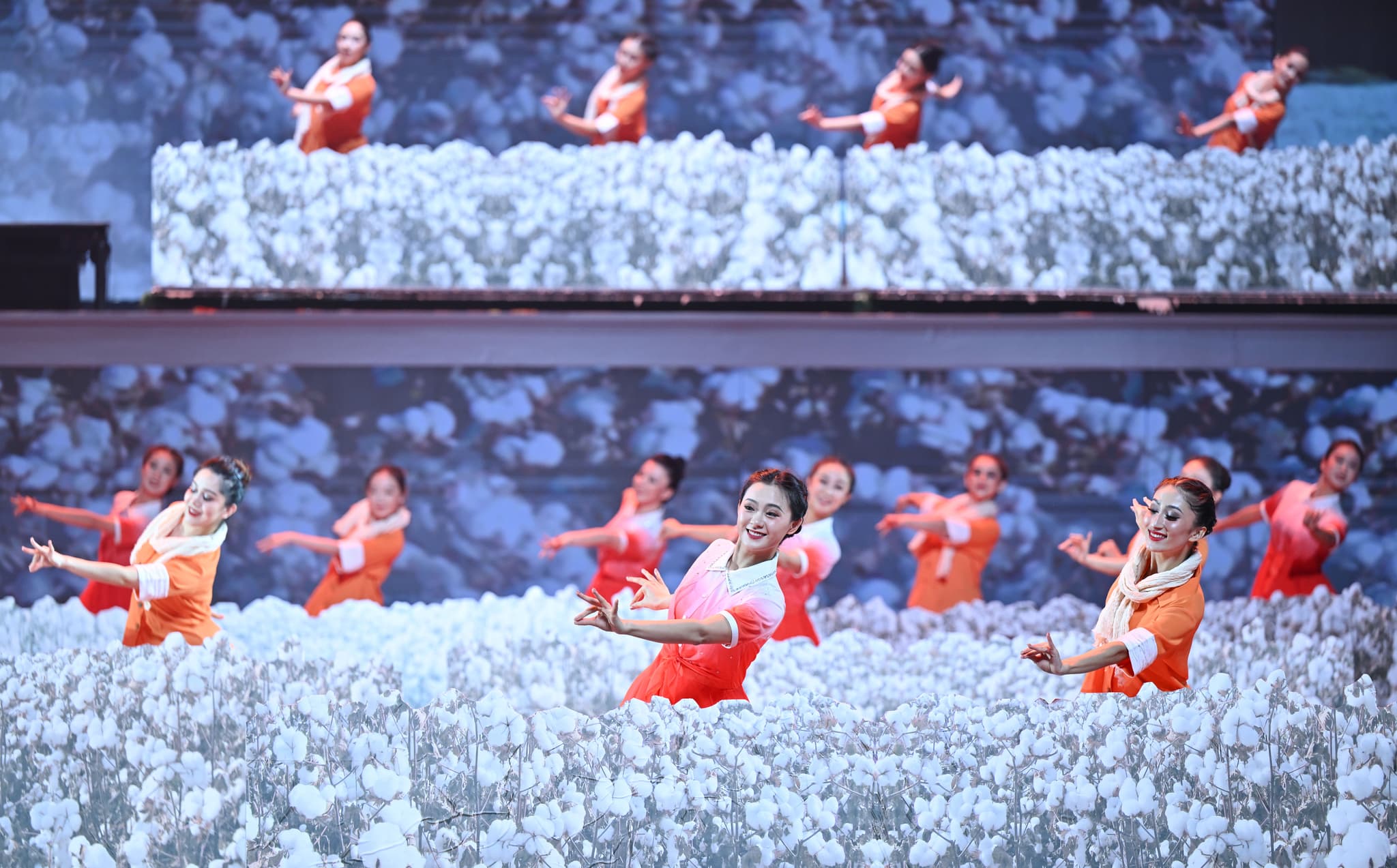 ประมวลภาพการแสดงฉลองครบรอบ 70 ปี ก่อตั้ง 'กองพลการผลิตและการก่อสร้างซินเจียง