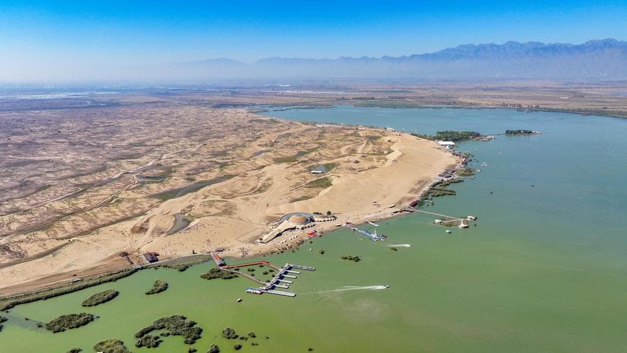 นักท่องเที่ยวเยือนยล 'ทะเลสาบ ทะเลทราย' เคียงคู่ในหนิงเซี่ย