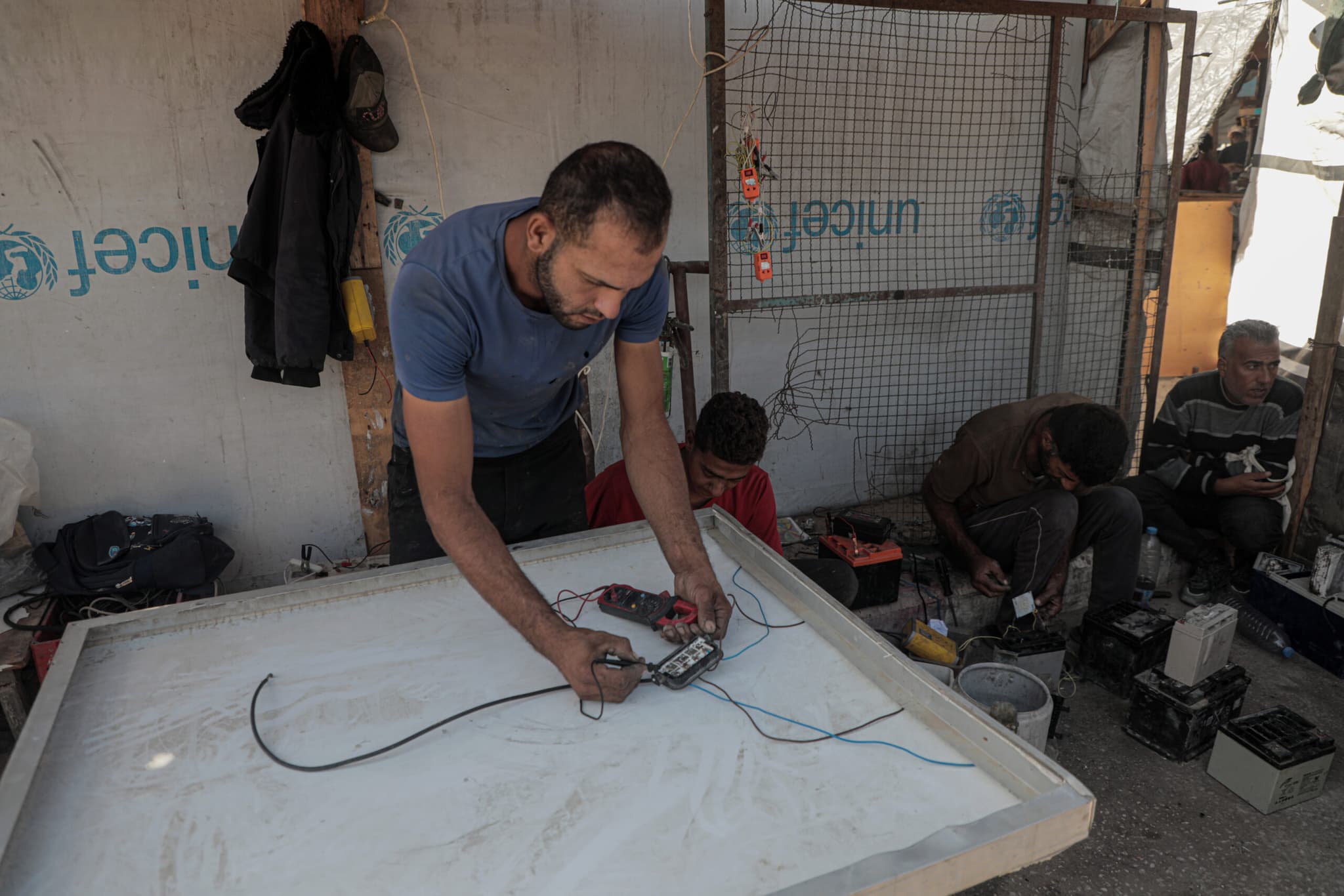 วิศวกรปาเลสไตน์ลุยงานซ่อม 'แผงโซลาร์เซลล์