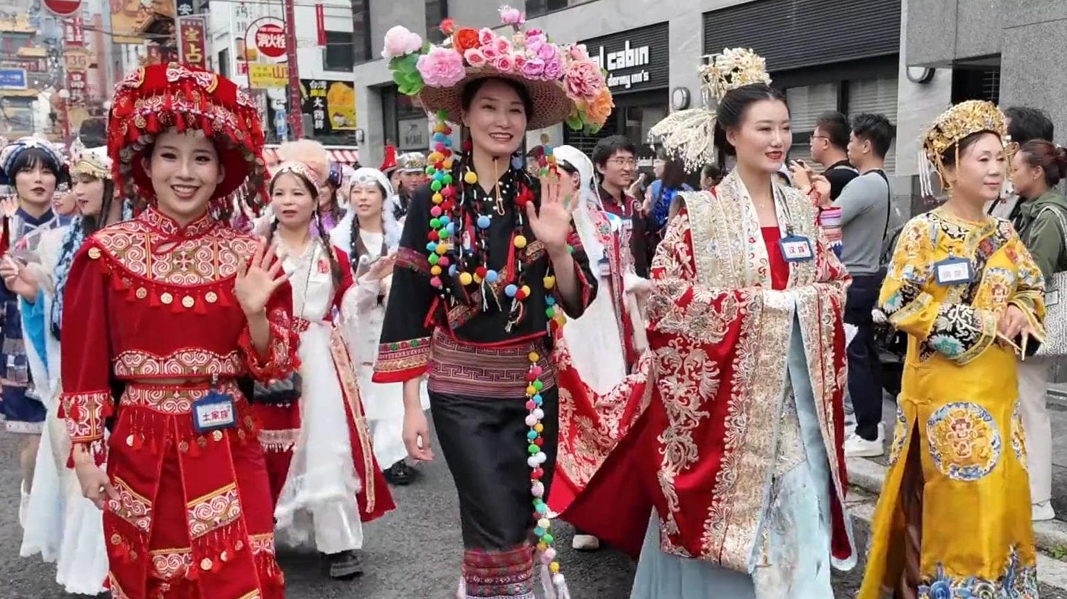 ขบวนพาเหรด' ฉลองวันชาติจีน เฉิดฉายกลางไชน่าทาวน์ในญี่ปุ่น