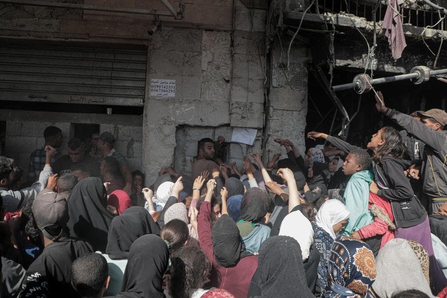 ชาวปาเลสไตน์รุมร้านเบเกอรี แย่งซื้อของประทังชีวิตในกาซา