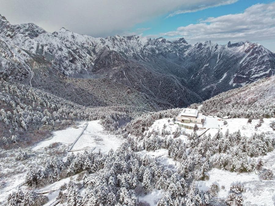 หิมะห่มวนอุทยาน 'กวนเอ๋อโกว' ขาวโพลนในกานซู่