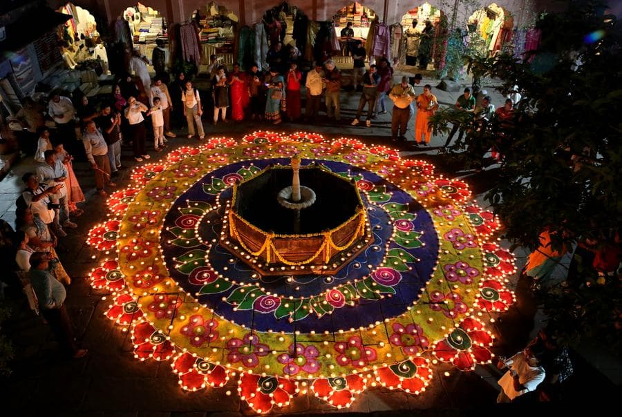 ชาวฮินดูจุดเทียนส่องแสงฉลอง 'เทศกาลดิวาลี' ในอินเดีย