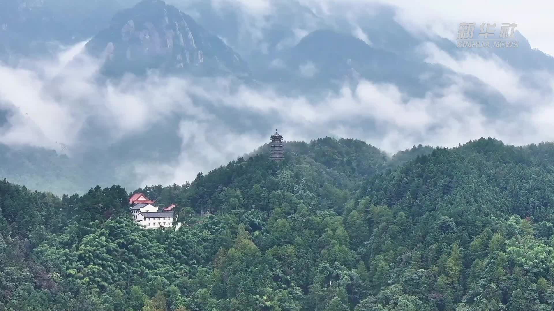 เมฆหมอกขาวลอยห่มหมู่บ้านกลาง 'เทือกเขาจิ่วหัว' ในอันฮุย