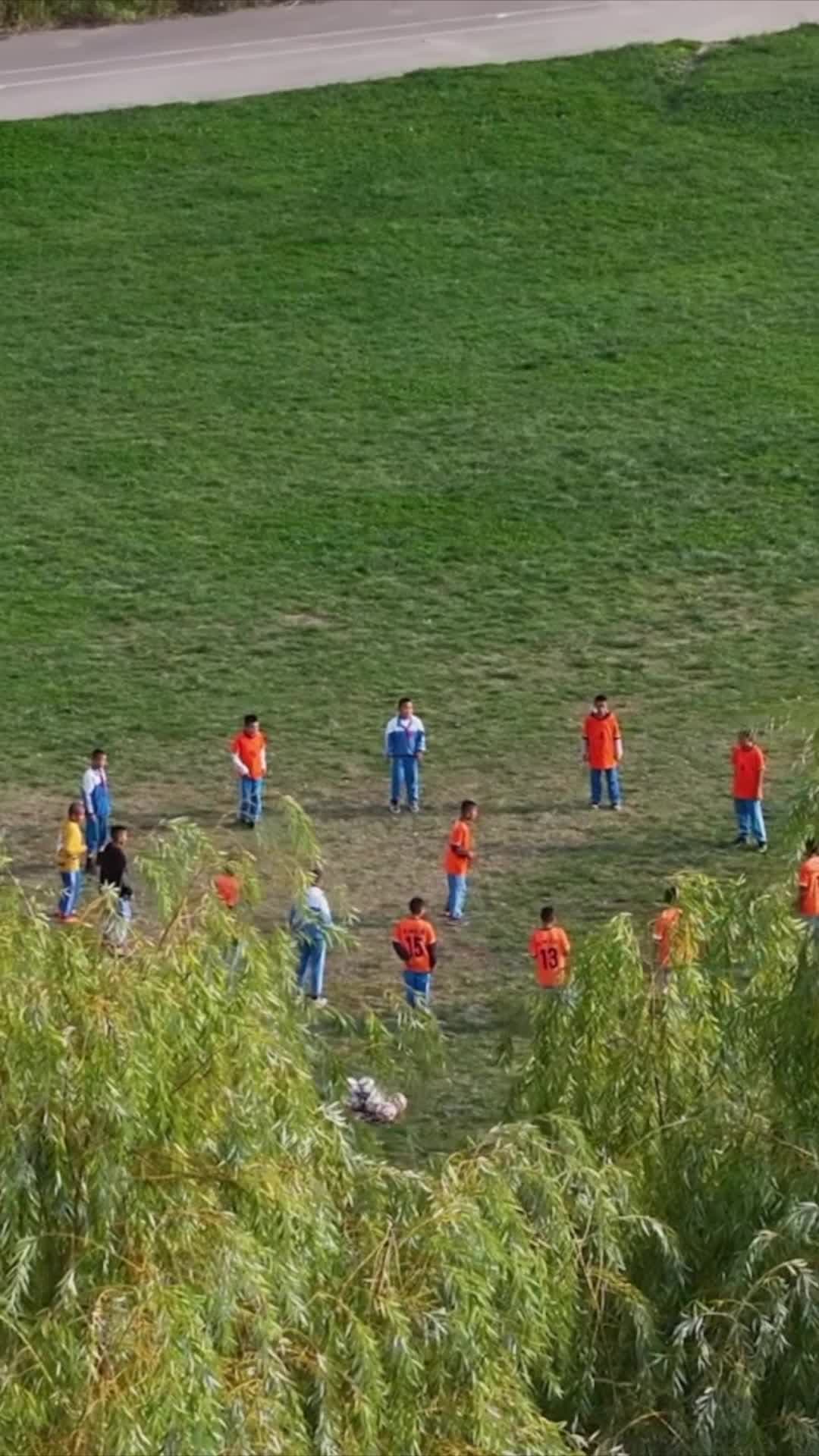 เราทำได้! 'หนุ่มน้อยนักเตะ' ในซินเจียง ปลุกใจเพื่อนร่วมทีมจนไวรัล