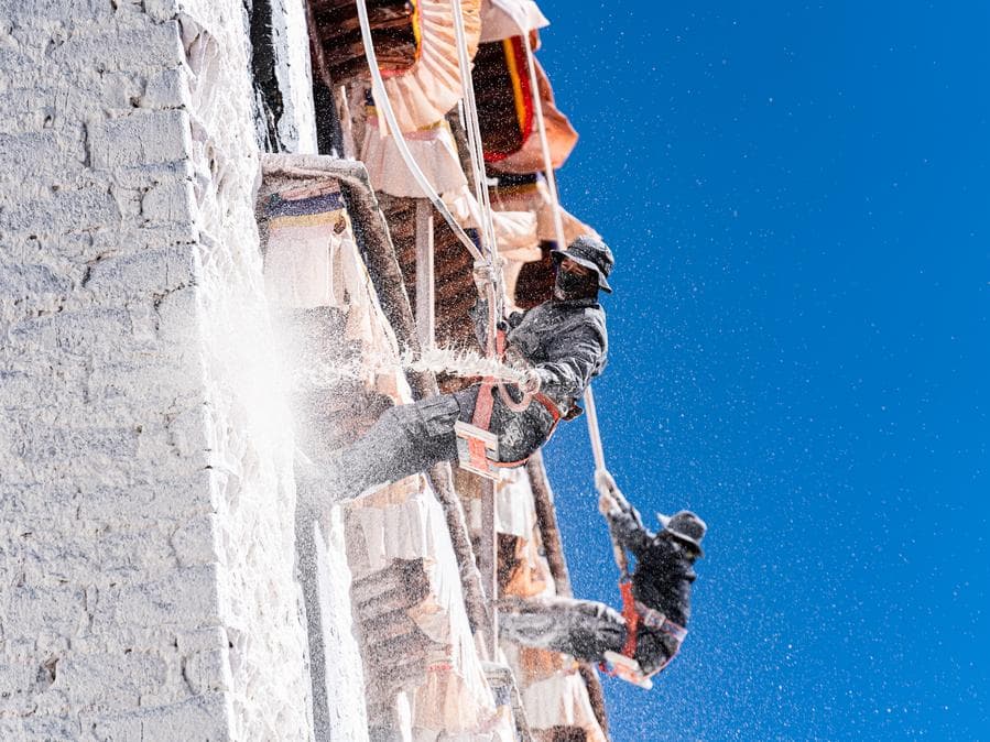 คนงานโรยตัวทาสีขาว 'วังโปตาลา' แหล่งมรดกในลาซา