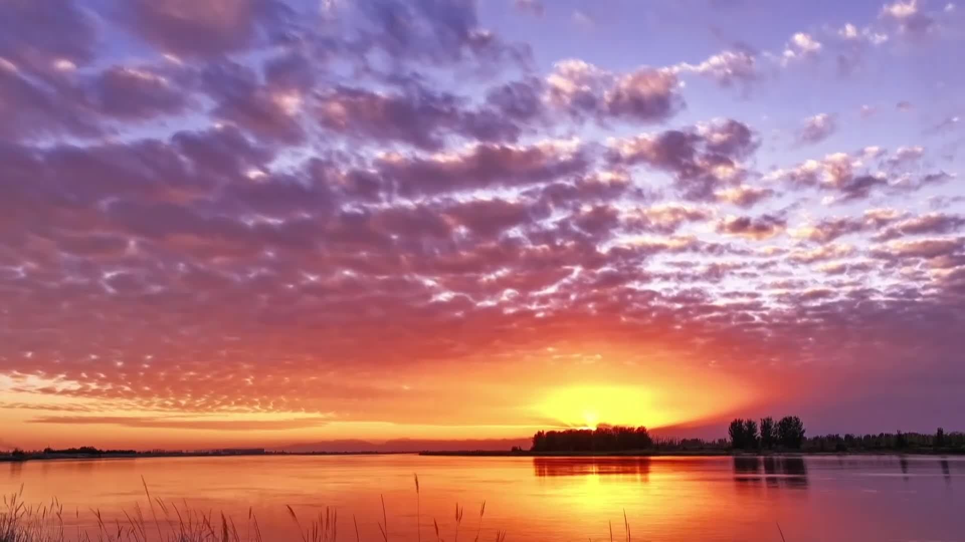 ดวงอาทิตย์ตกสาดแสง สะท้อน 'แม่น้ำเหลือง' ในหนิงเซี่ย