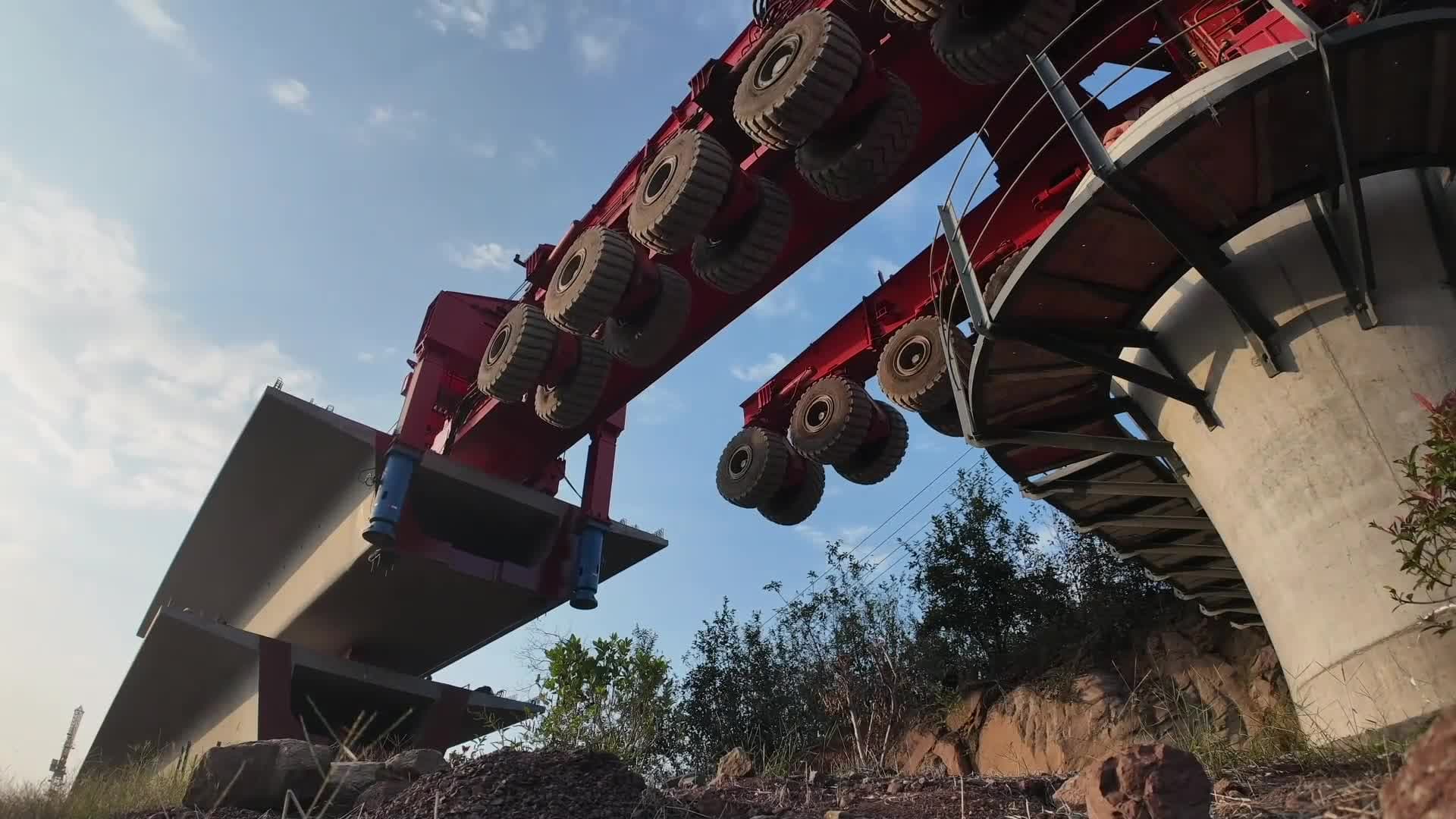 เครื่องจักรตั้งคานสะพานยักษ์ ช่วยสร้างทางม้าเหล็กในจีน