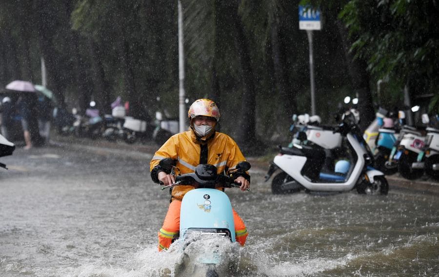 ฝนตกหนักในไหหลำ กระทบโรงเรียน น้ำท่วมขังถนน
