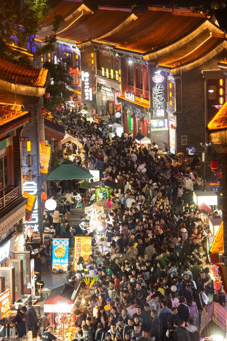 คลื่นผู้คนท่องเที่ยวหลากสไตล์ พักผ่อนหย่อนใจช่วงหยุดวันชาติจีน