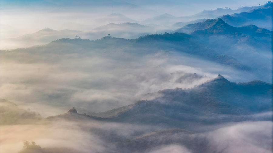 แนว 'กำแพงเมืองจีน' บนสันเขาใต้หมอกขาวและแสงตะวัน