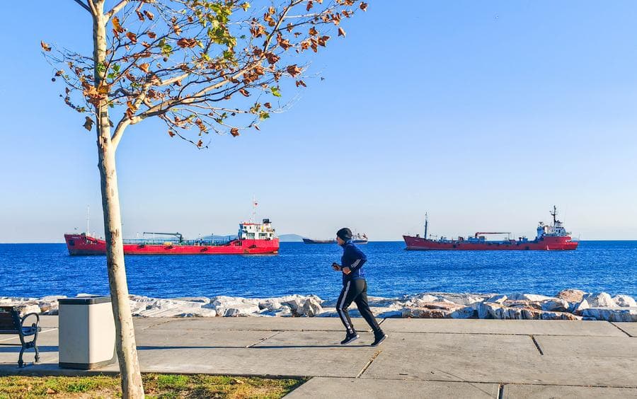 พักผ่อนหย่อนใจริมทะเลเมืองอิสตันบูลในตุรกี