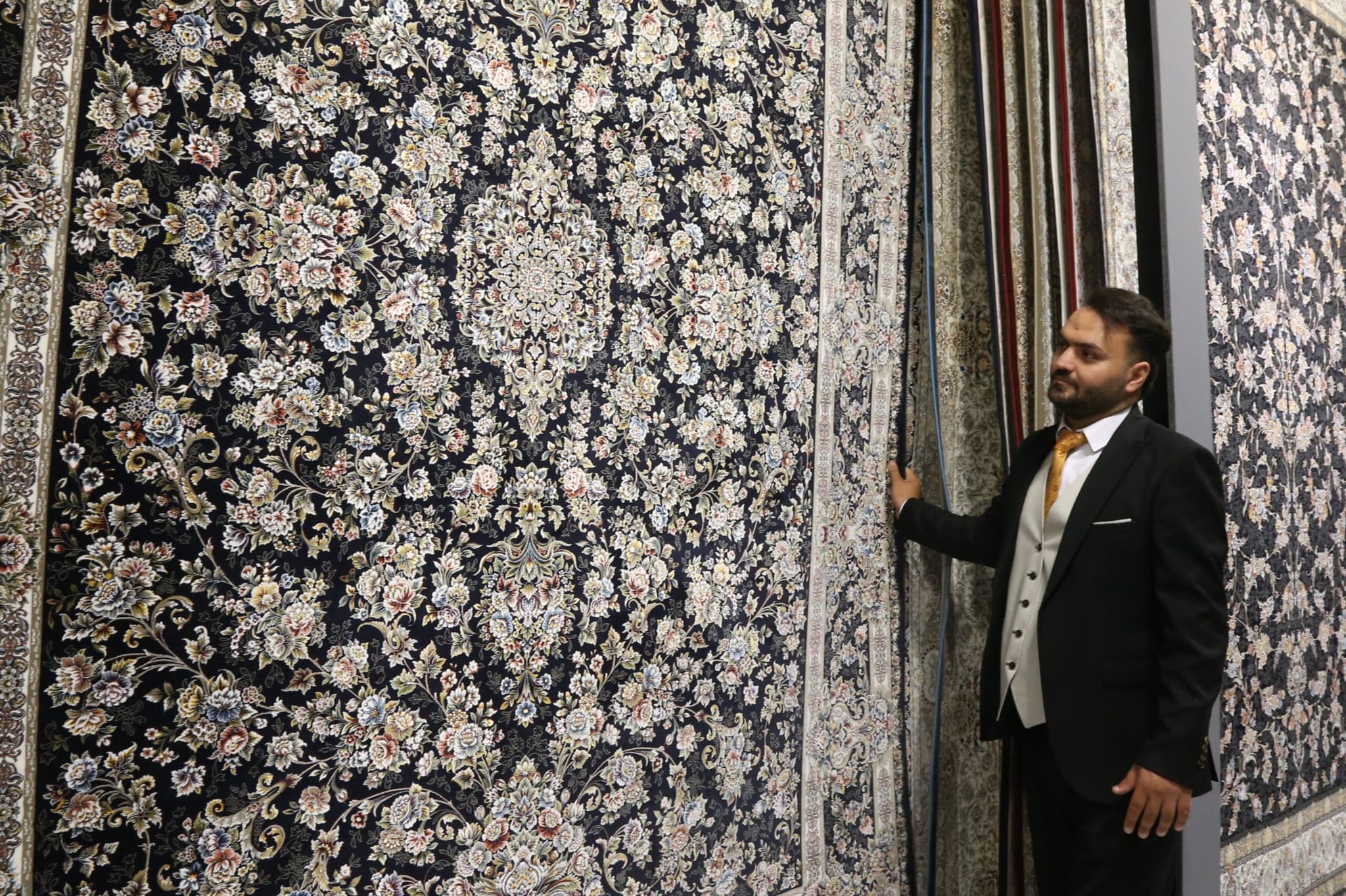 ผืนพรมหลากลวดลายจัดแสดงในอิหร่าน