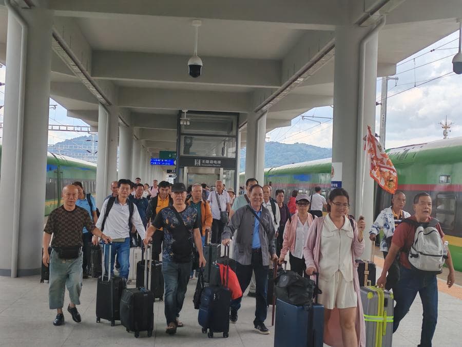 ทางรถไฟ 'จีน-ลาว' ขนส่งผู้โดยสาร-สินค้าข้ามแดนคึกคัก ช่วงหยุดวันชาติจีน