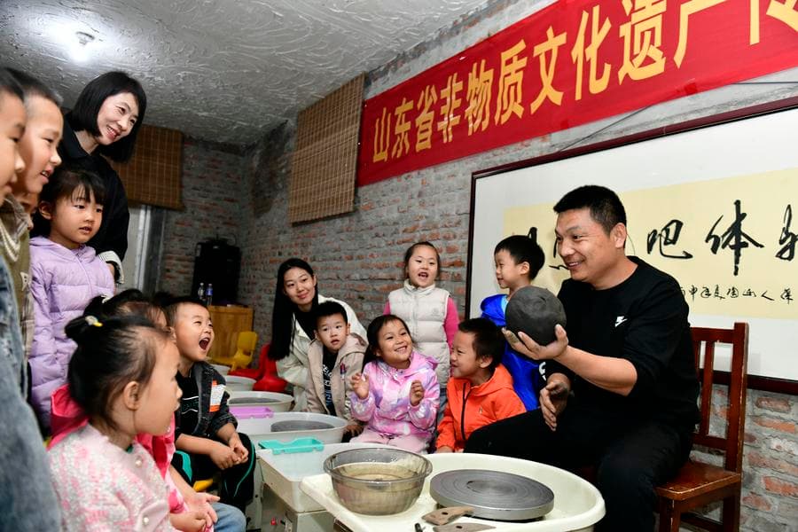 ส่องทักษะผลิต 'เครื่องปั้นดินเผาสีดำ' แบบดั้งเดิมในรื่อจ้าว